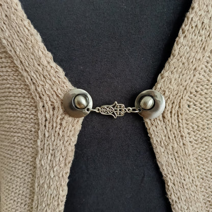 “Zilverkleurige handgemaakte vestclip met Fatima-hand, elegant en stevig voor vesten, sjaals en omslagdoeken.”