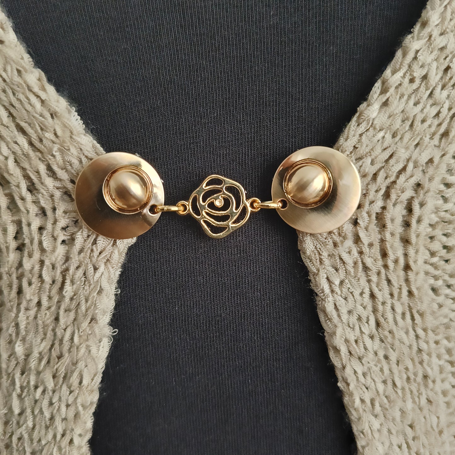 “Goudkleurige vestclip met open roosdesign, handgemaakt door Fashionclip en ideaal voor vesten, sjaals en omslagdoeken.”