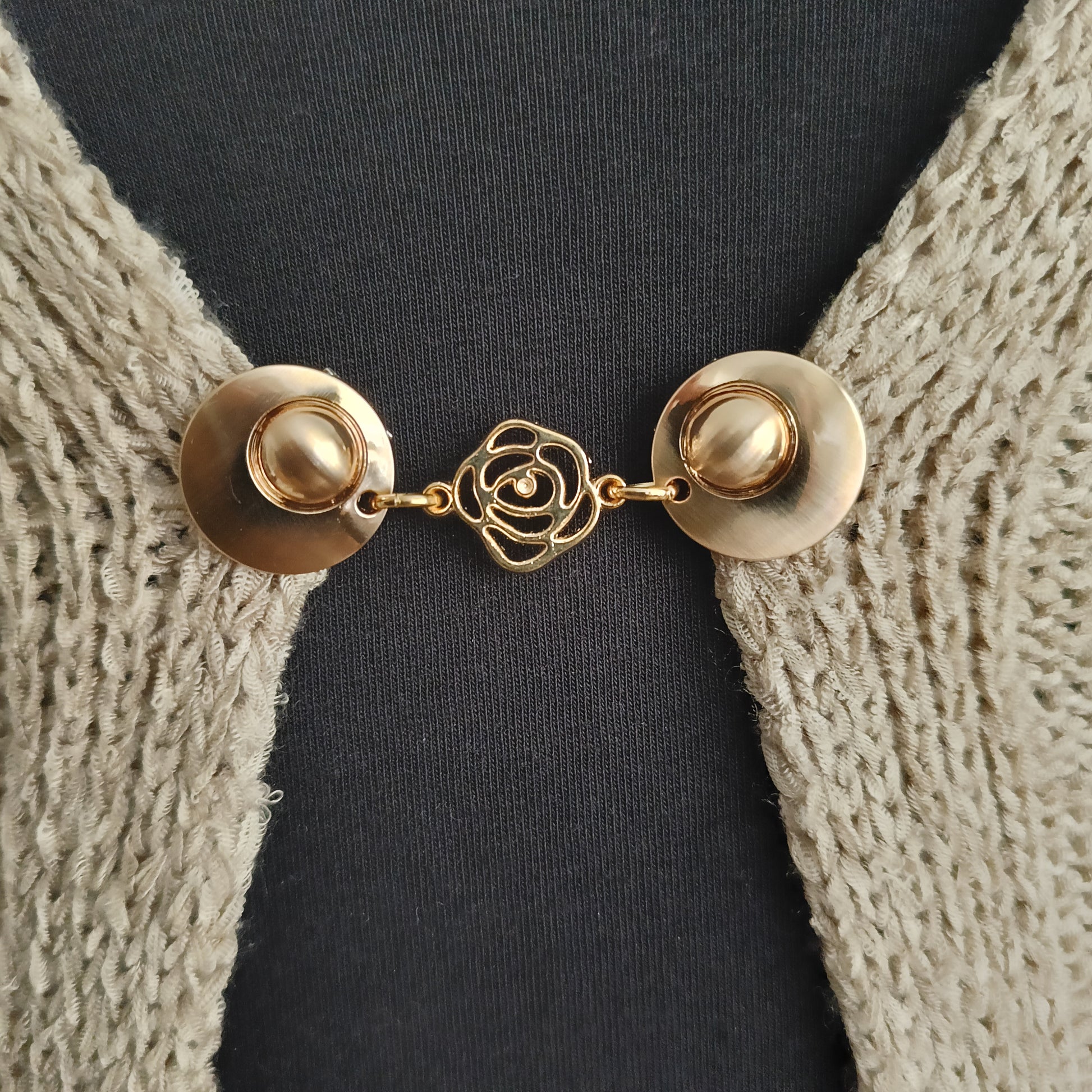 “Goudkleurige vestclip met open roosdesign, handgemaakt door Fashionclip en ideaal voor vesten, sjaals en omslagdoeken.”