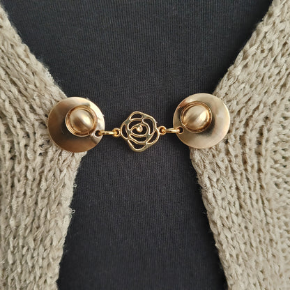 “Goudkleurige vestclip met open roosdesign, handgemaakt door Fashionclip en ideaal voor vesten, sjaals en omslagdoeken.”