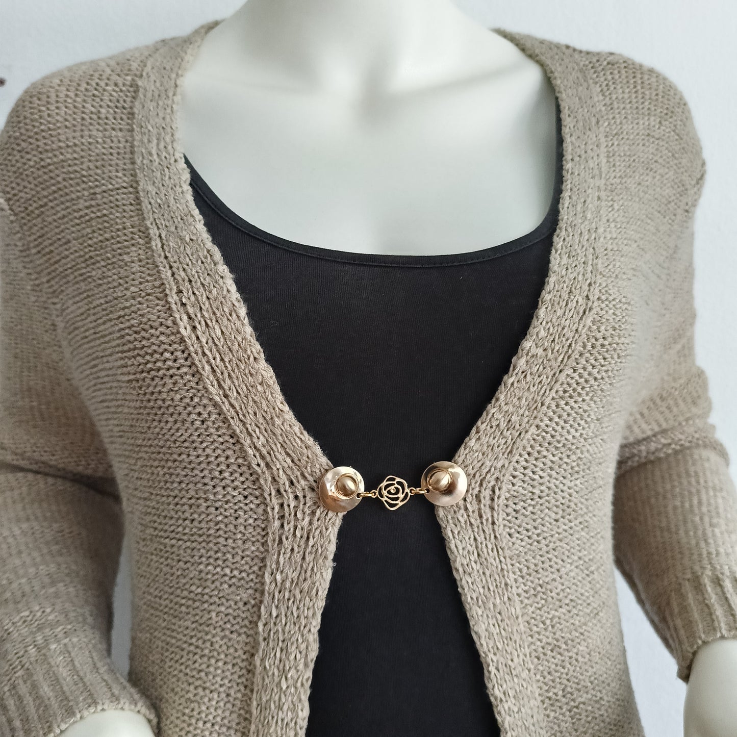 “Handgemaakte goudkleurige vestclip met open roos, stijlvolle sluiting voor vesten, sjaals en omslagdoeken.”