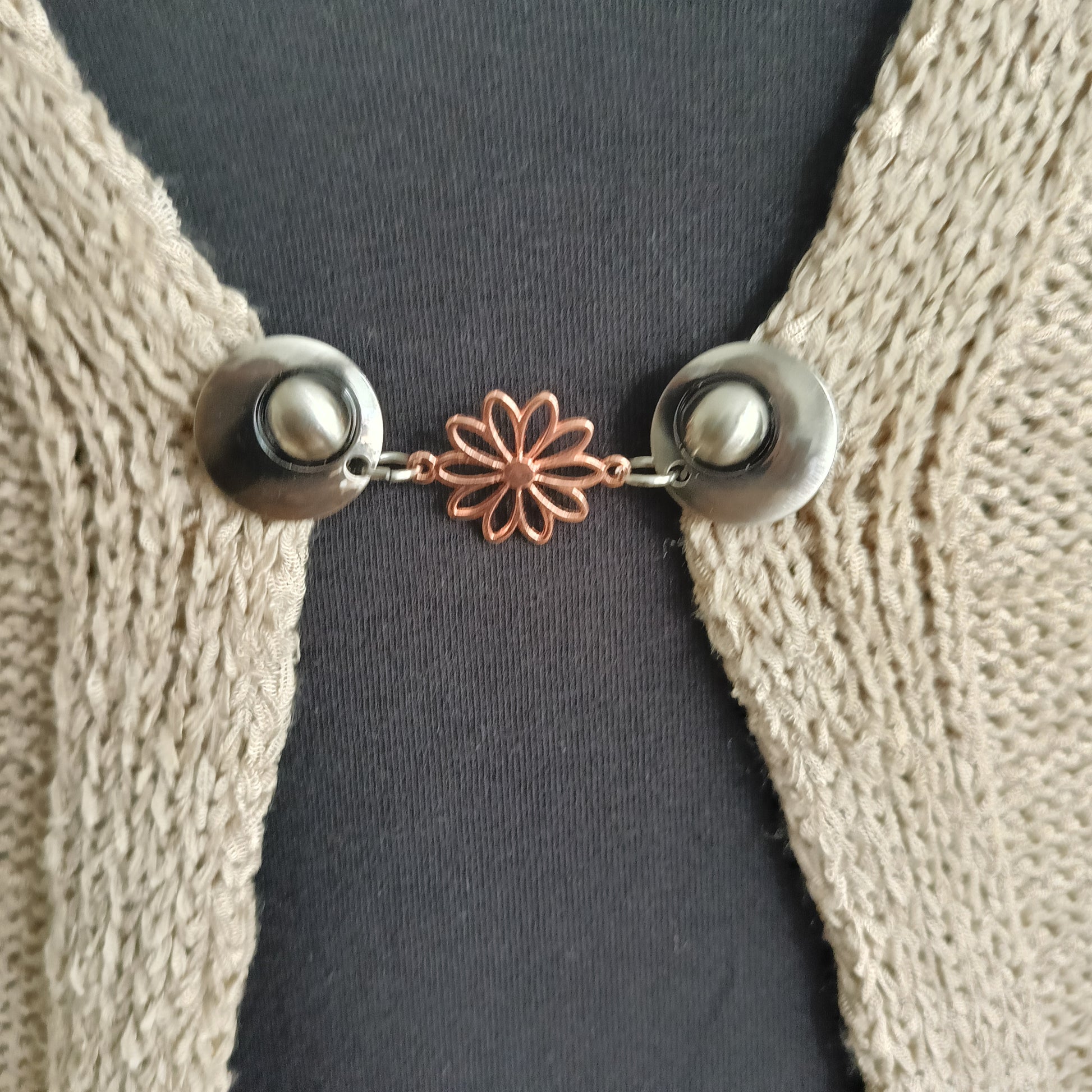 Elegante vestclip Daisy van Fashionclip, handgemaakt in roségoudkleurig metaal met verfijnd bloemmotief – een subtiele eyecatcher voor elke outfit.