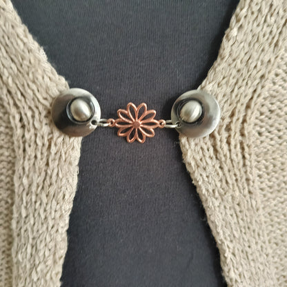Elegante vestclip Daisy van Fashionclip, handgemaakt in roségoudkleurig metaal met verfijnd bloemmotief – een subtiele eyecatcher voor elke outfit.