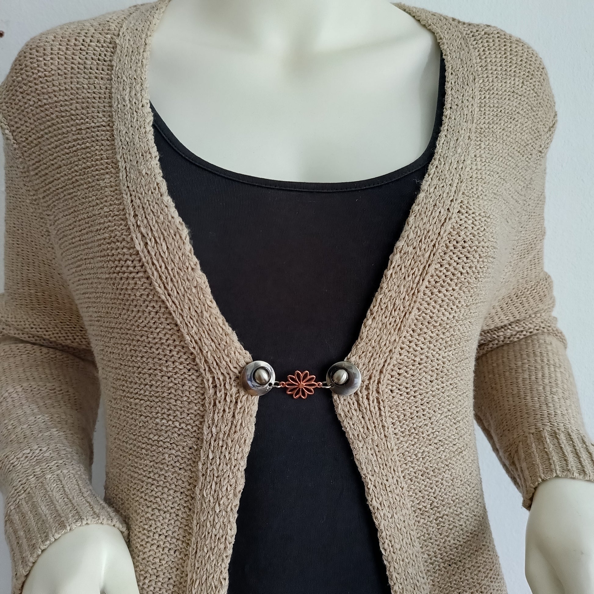 Handgemaakte vestclip Daisy van Fashionclip in roségoudkleurig metaal, met sierlijk bloemmotief dat zachtheid en verfijning uitstraalt.