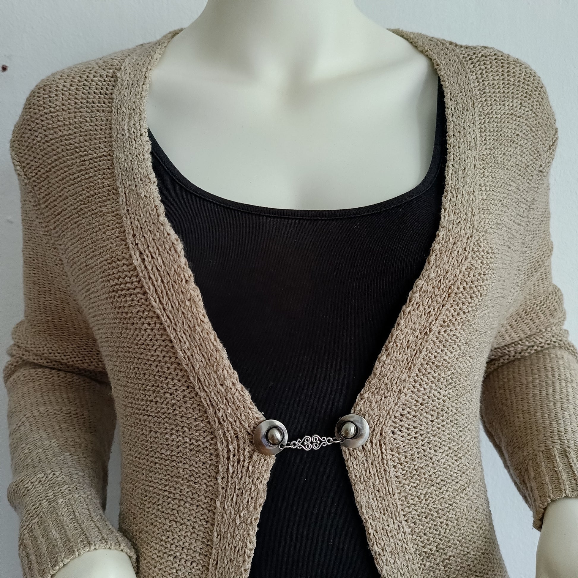 Elegante vestclip De Griekse Godin van Fashionclip, handgemaakt in zilverkleurig metaal met klassiek motief – stijlvol detail voor vest of omslagdoek.