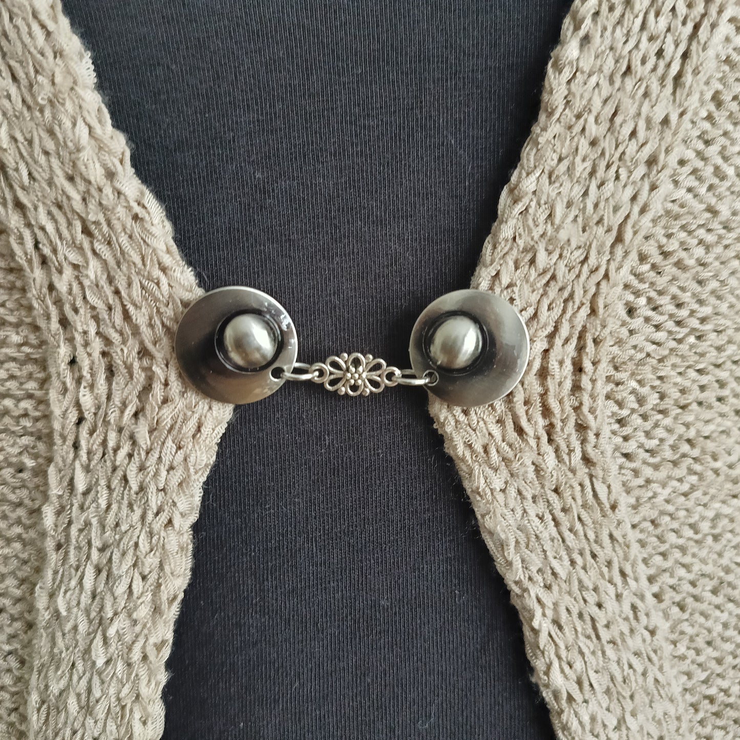 Handgemaakte vestclip De Verleiding van Fashionclip in zilverkleurig metaal, met verfijnd filigrein middenstuk dat elegantie en stijl uitstraalt.