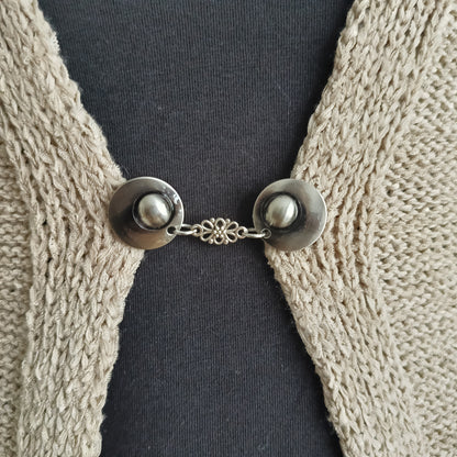 Handgemaakte vestclip De Verleiding van Fashionclip in zilverkleurig metaal, met verfijnd filigrein middenstuk dat elegantie en stijl uitstraalt.