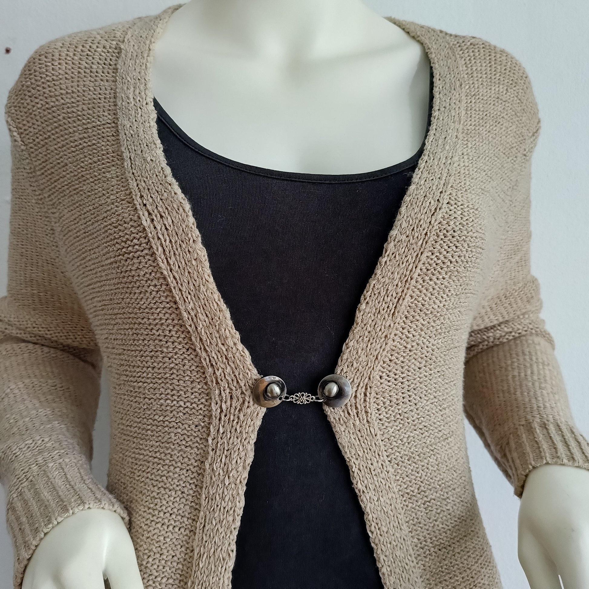 Elegante handgemaakte vestclip Frans Brocante van Fashionclip in zilverkleurig metaal, met subtiel Frans vintage design voor vest of omslagdoek.