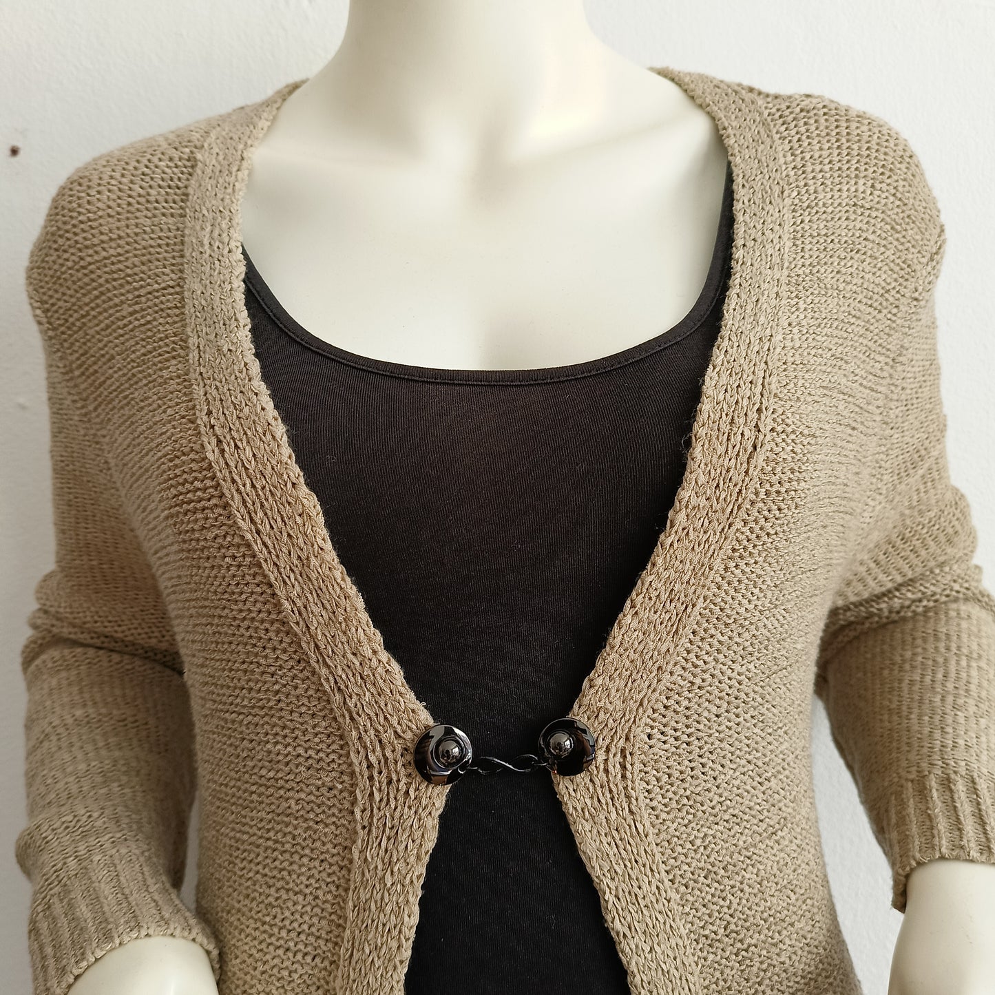 Handgemaakte vestclip Infinity van Fashionclip in glanzend zwart met elegant oneindigheidssymbool, subtiel accent dat elke outfit compleet maakt.