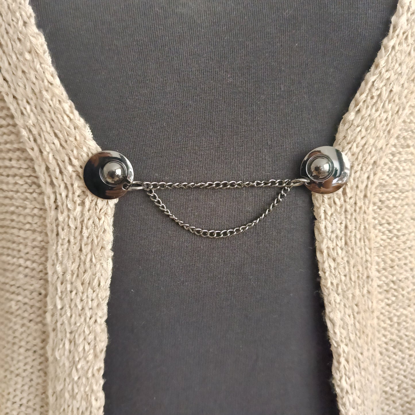 Stijlvolle handgemaakte vestclip De Keten van Fashionclip in glanzend zwart met sierlijke dubbele ketting, moderne sluiting voor vesten en sjaals.