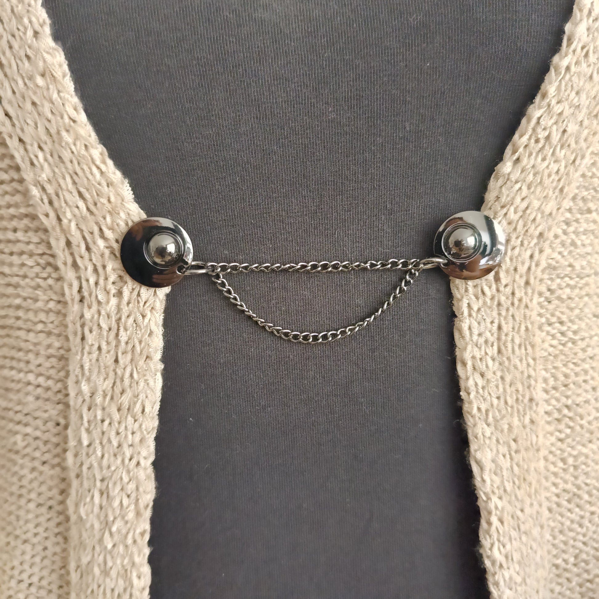 Stijlvolle handgemaakte vestclip De Keten van Fashionclip in glanzend zwart met sierlijke dubbele ketting, moderne sluiting voor vesten en sjaals.