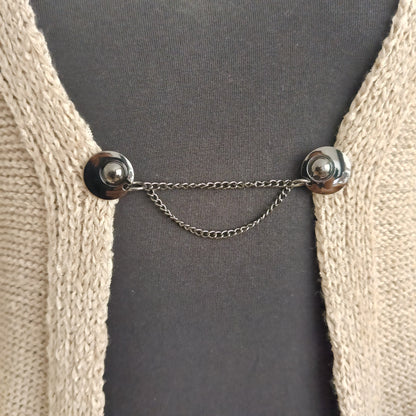 Stijlvolle handgemaakte vestclip De Keten van Fashionclip in glanzend zwart met sierlijke dubbele ketting, moderne sluiting voor vesten en sjaals.