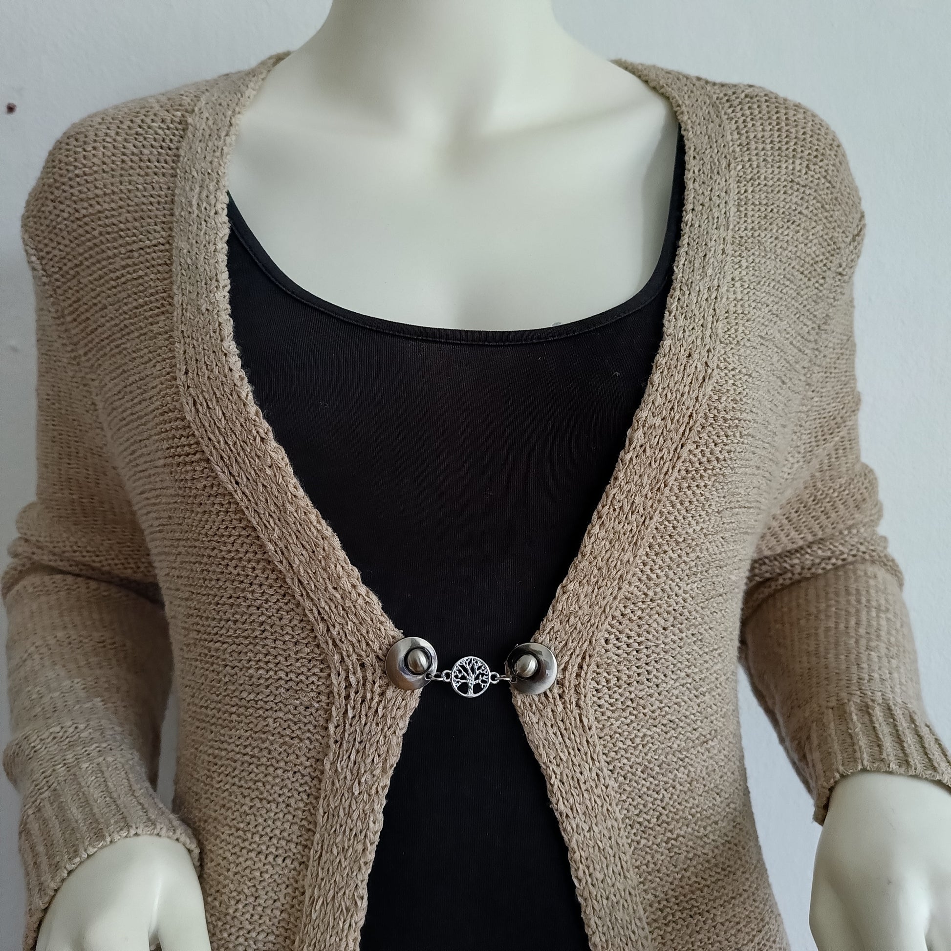 Handgemaakte vestclip Levensboom van Fashionclip in zilverkleur met symbool van kracht en verbondenheid, elegant detail voor elke outfit.