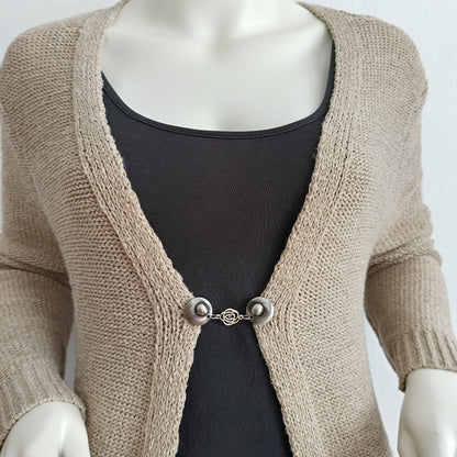 Handgemaakte vestclip De Open Roos van Fashionclip in zilverkleur met open bloemmotief, subtiel detail dat elke outfit een elegante uitstraling geeft.