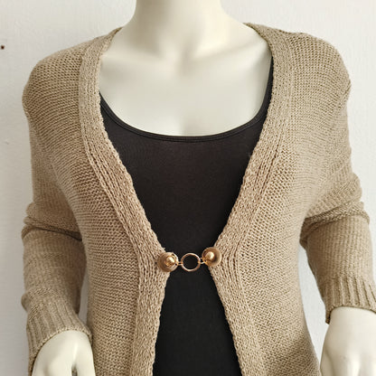 Handgemaakte vestclip Het Rondje van Fashionclip in goudkleur met subtiel rond design, elegant accessoire dat eenvoud en luxe uitstraalt.