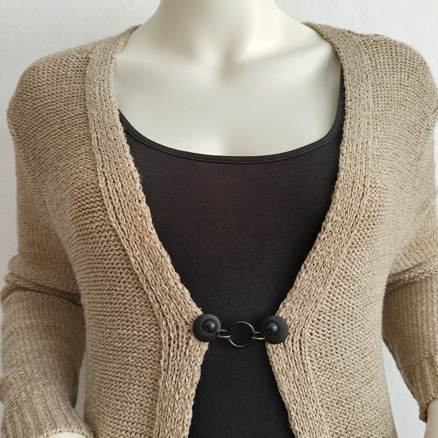 Handgemaakte vestclip Het Rondje van Fashionclip in mat zwart met strak rond ontwerp, moderne en subtiele accessoire voor vest of omslagdoek.