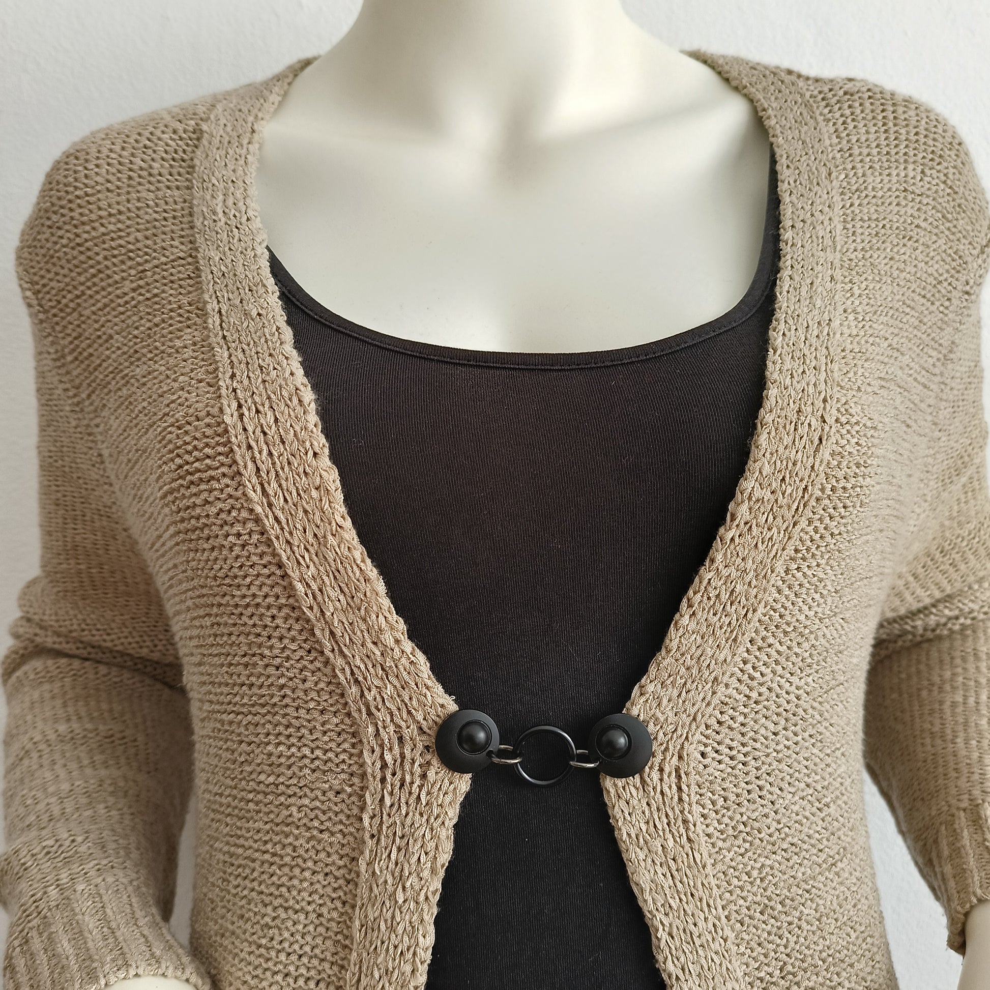 Handgemaakte vestclip Het Rondje van Fashionclip in mat zwart met strak rond ontwerp, moderne en subtiele accessoire voor vest of omslagdoek.