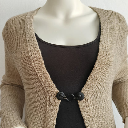 Handgemaakte vestclip Het Rondje van Fashionclip in mat zwart met strak rond ontwerp, moderne en subtiele accessoire voor vest of omslagdoek.