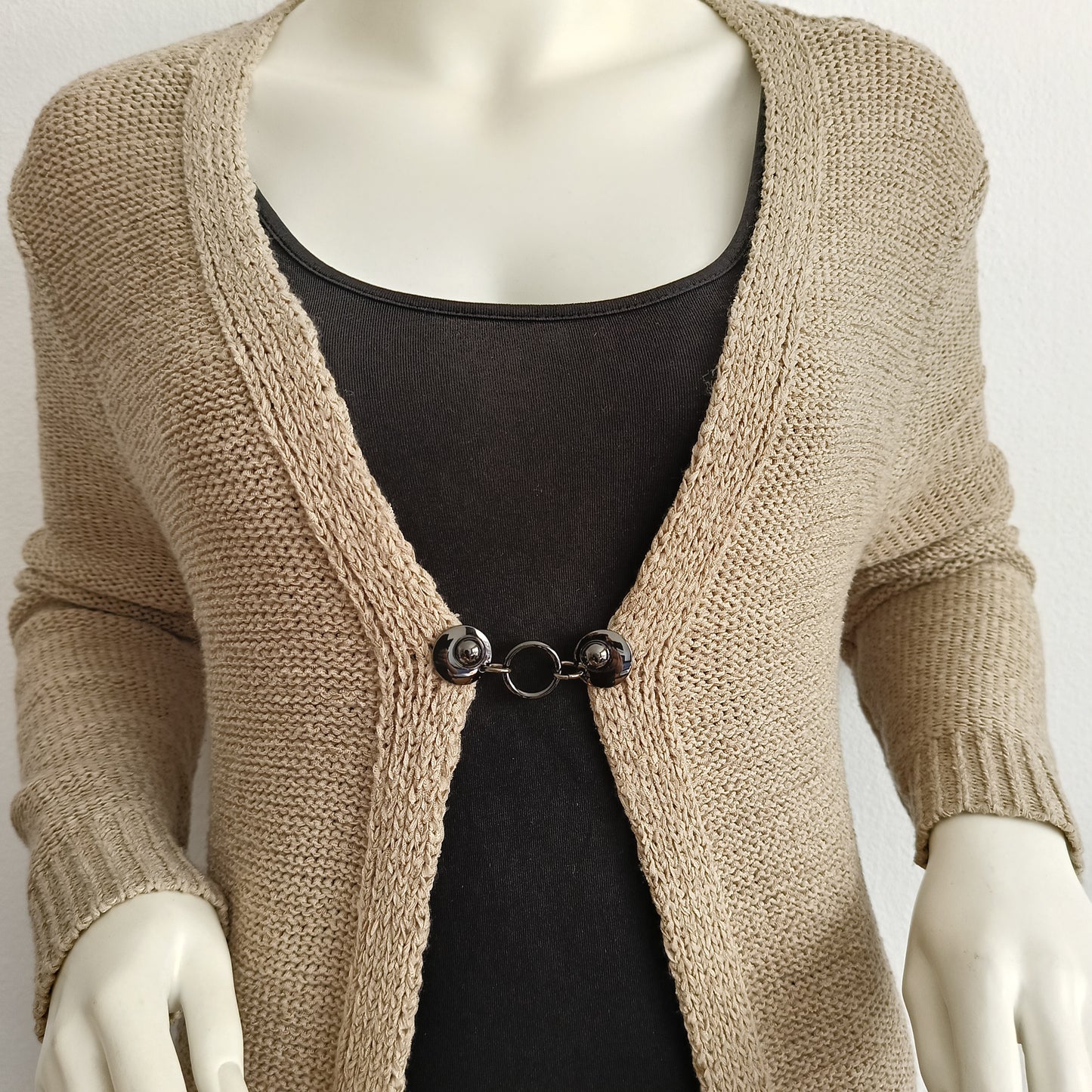 Handgemaakte vestclip Het Rondje van Fashionclip in glanzend zwart met rond design, tijdloze accessoire die elke outfit stijlvol samenhoudt.