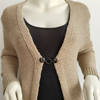 Handgemaakte vestclip Het Rondje van Fashionclip in glanzend zwart met rond design, tijdloze accessoire die elke outfit stijlvol samenhoudt.