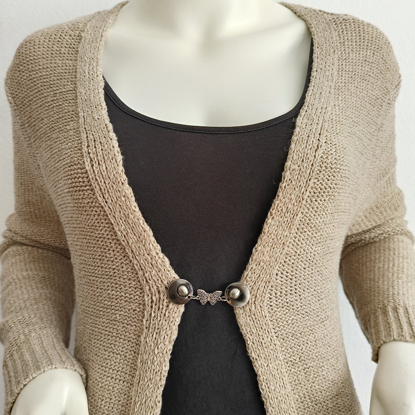 Handgemaakte vestclip De Vlinder van Fashionclip in zilverkleur met sierlijk open vlindermotief, verfijnd accessoire dat elke outfit compleet maakt