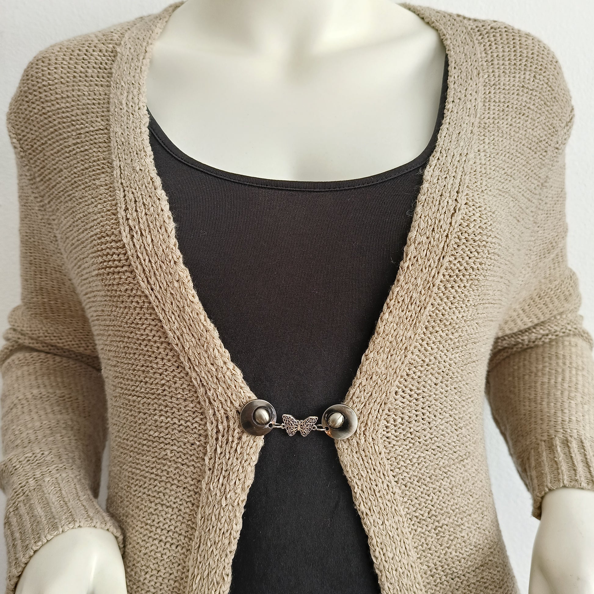 Handgemaakte vestclip De Vlinder van Fashionclip in zilverkleur met sierlijk open vlindermotief, verfijnd accessoire dat elke outfit compleet maakt