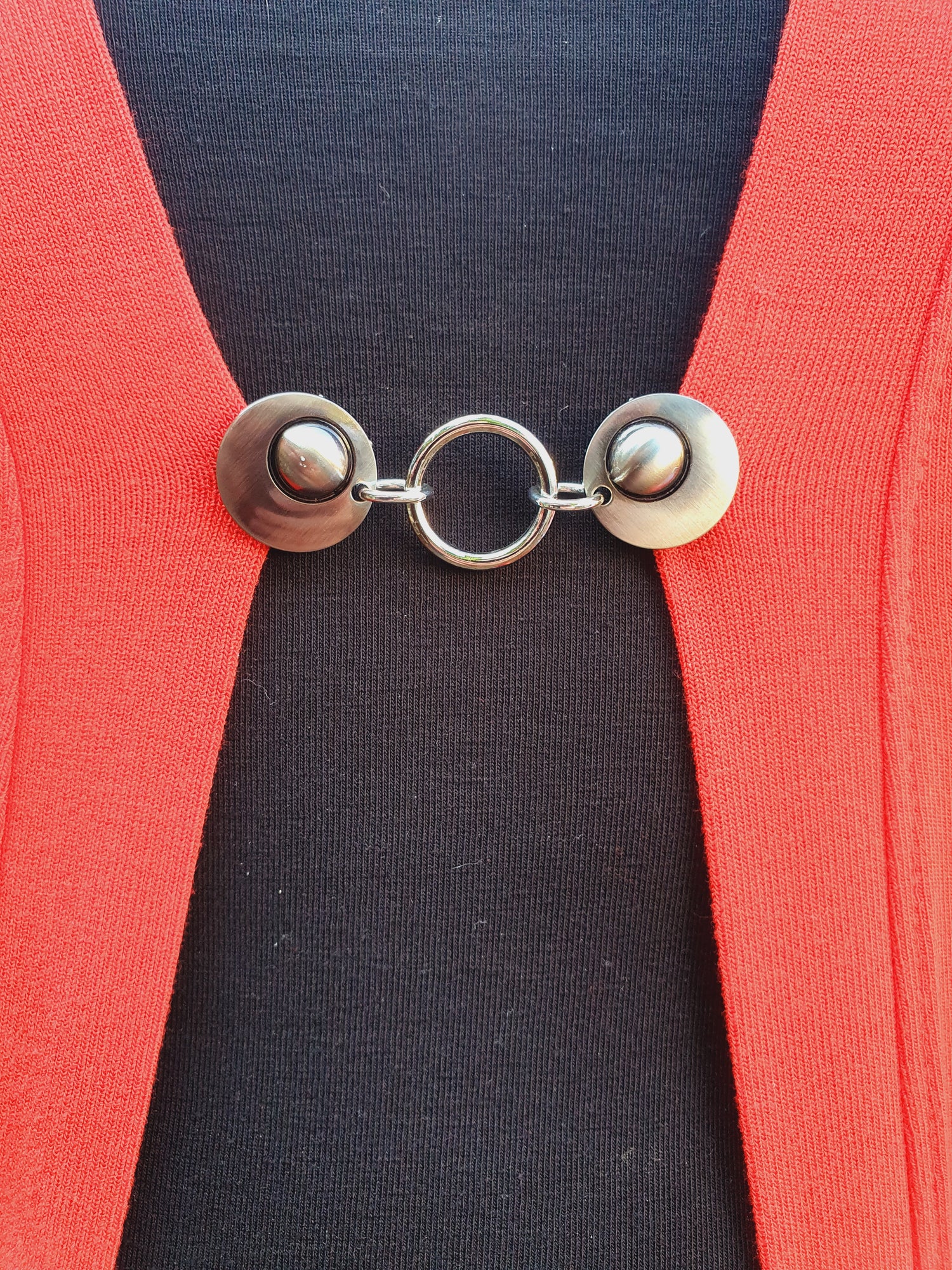 Handgemaakte basis vestsluiting van Fashionclip met ronde zilverkleurige ring, stijlvol en praktisch voor het sluiten van vesten en omslagdoeken