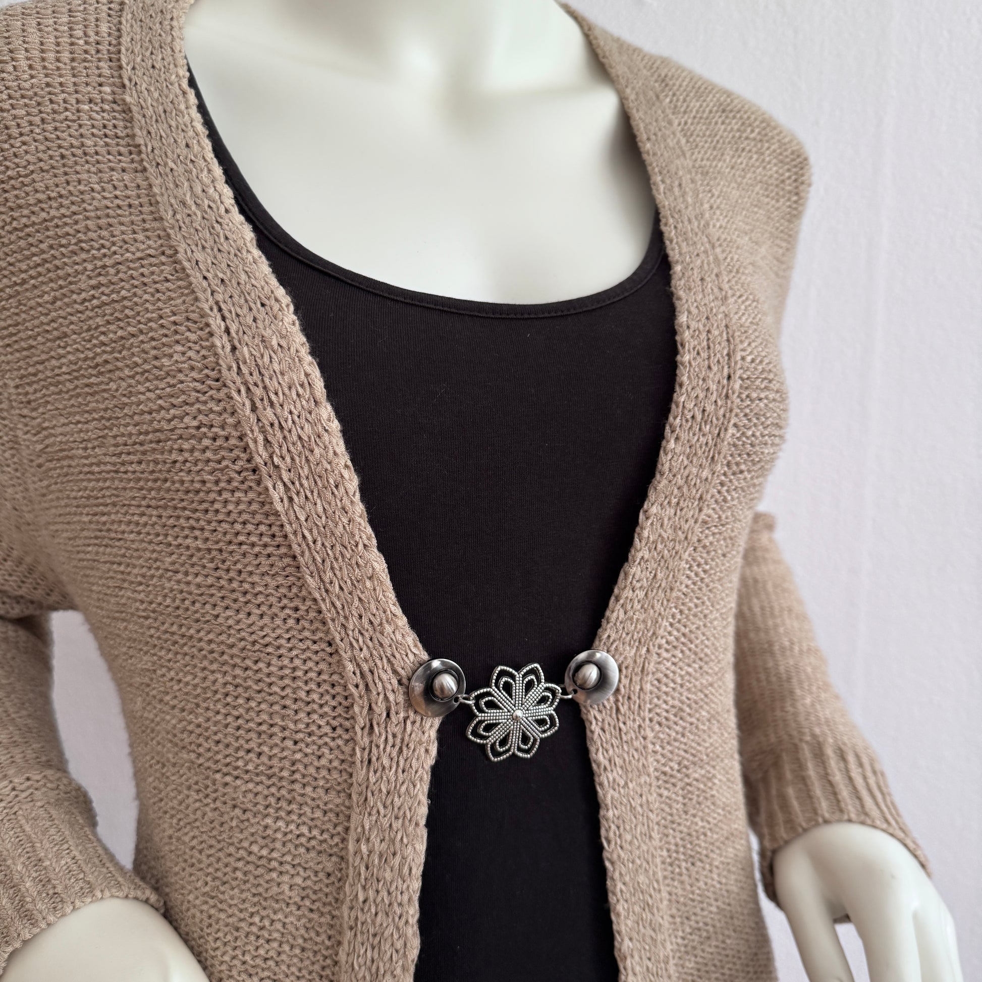 Handgemaakte zilverkleurige vestsluiting Ijsbloem van Fashionclip met opengewerkt bloemmotief en elegante uitstraling