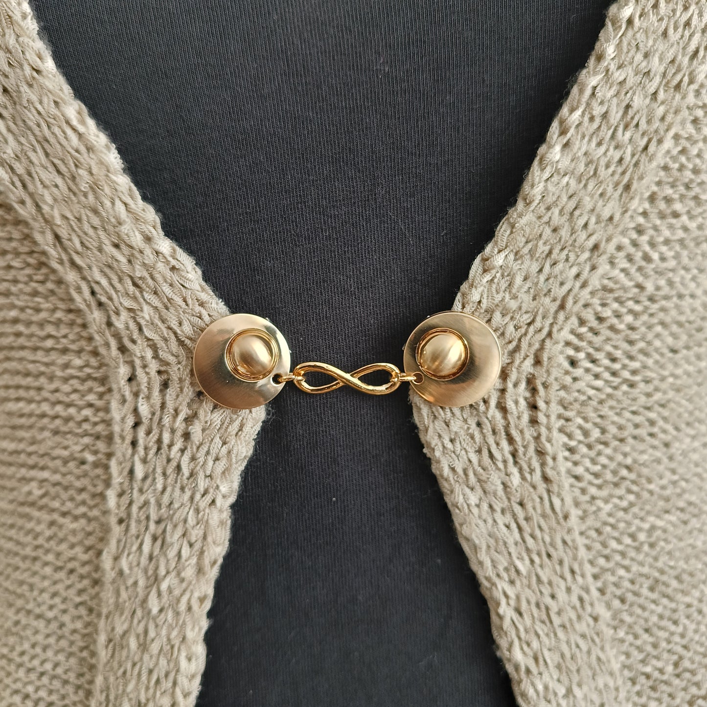 Handgemaakte vestsluiting Infinity van Fashionclip in goudkleur met symbool van oneindigheid, elegante accessoire voor een tijdloze uitstraling.