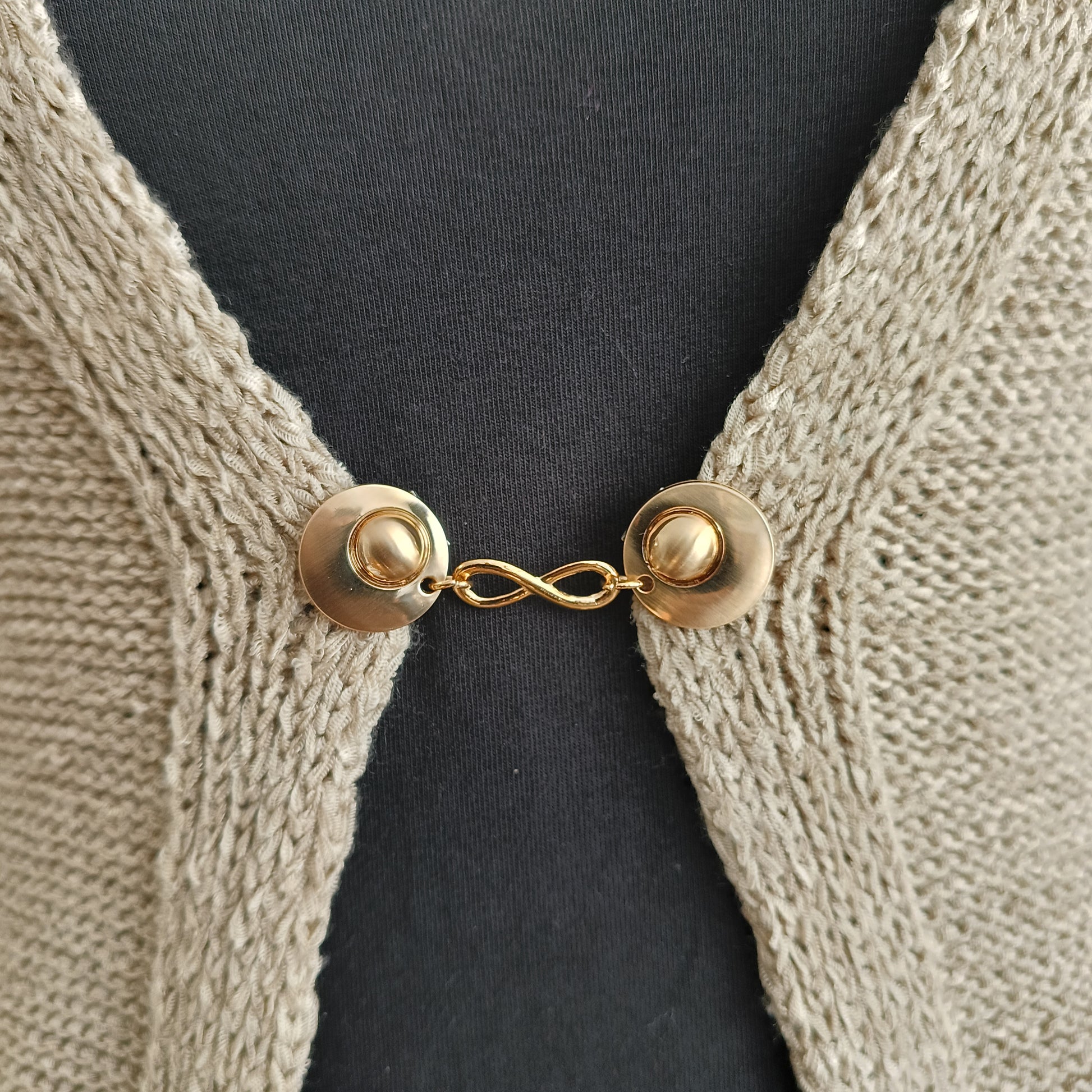 Handgemaakte vestsluiting Infinity van Fashionclip in goudkleur met symbool van oneindigheid, elegante accessoire voor een tijdloze uitstraling.