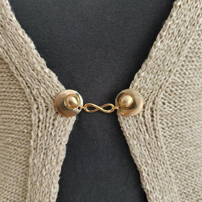 Handgemaakte vestsluiting Infinity van Fashionclip in goudkleur met symbool van oneindigheid, elegante accessoire voor een tijdloze uitstraling.