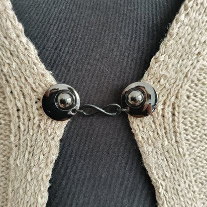 Handgemaakte vestsluiting Infinity van Fashionclip in glanzend zwart met oneindigheidssymbool, stijlvol accessoire dat kracht en verbinding uitstraalt.