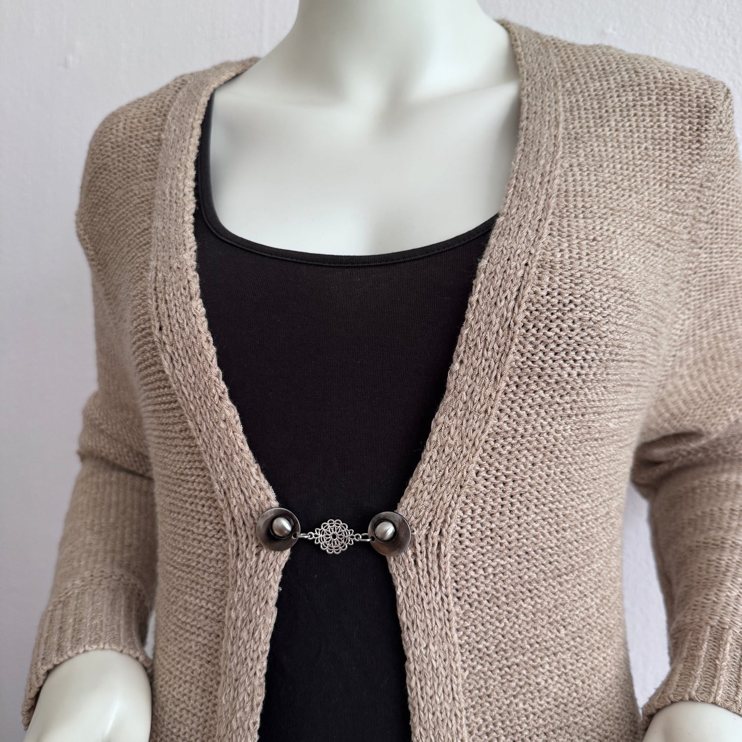 Handgemaakte zilverkleurige vestsluiting Kanten Bloem van Fashionclip met sierlijk opengewerkt bloemmotief, elegant en praktisch in gebruik