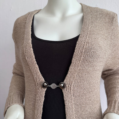 Handgemaakte zilverkleurige vestsluiting Kanten Bloem van Fashionclip met sierlijk opengewerkt bloemmotief, elegant en praktisch in gebruik