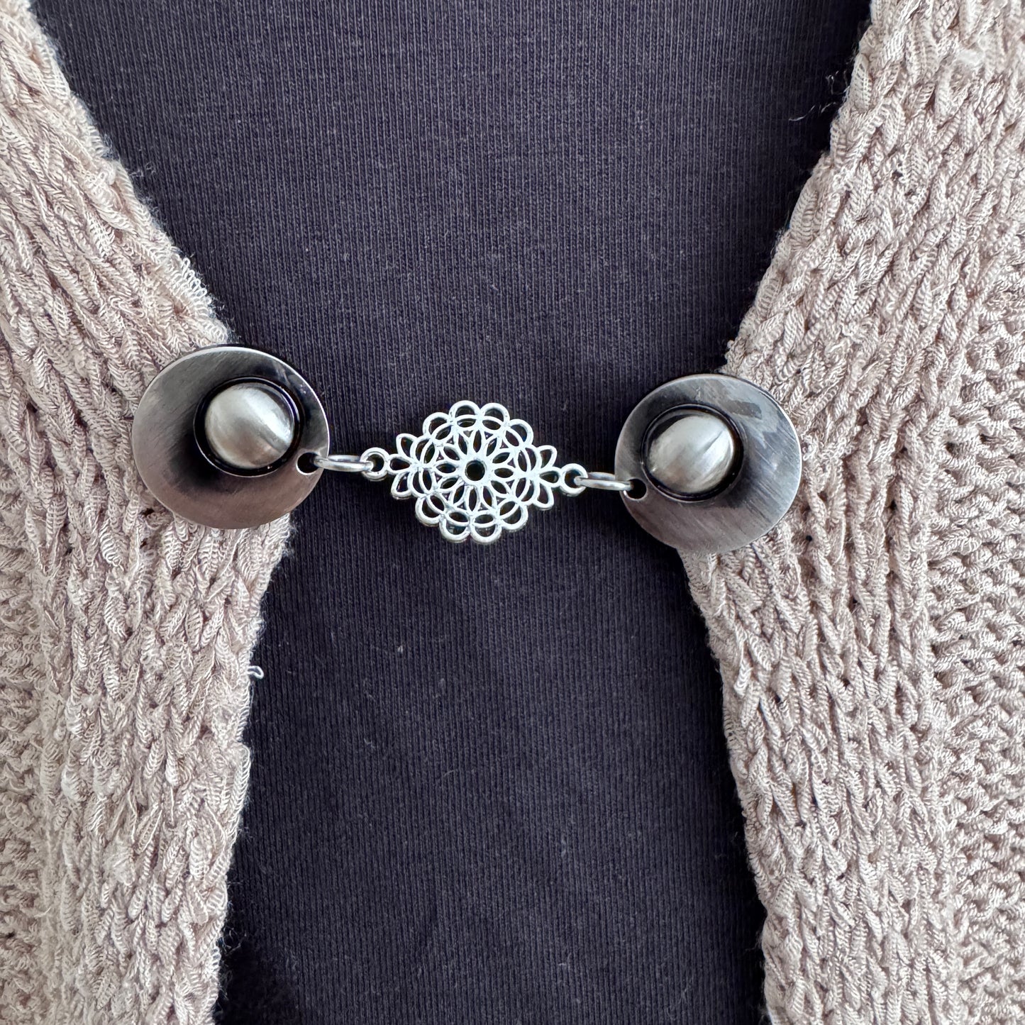 Handgemaakte zilverkleurige vestsluiting Kanten Bloem van Fashionclip met verfijnd opengewerkt bloemmotief en tijdloze uitstraling