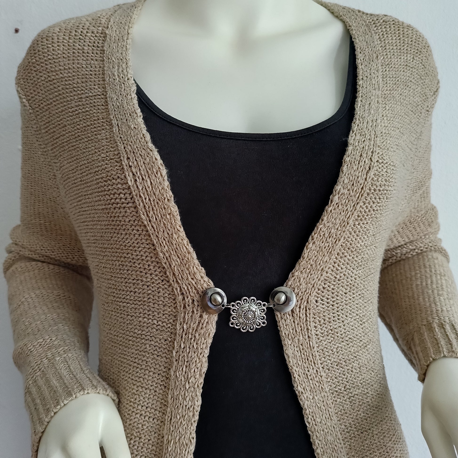 Handgemaakte zilverkleurige vestsluiting Knoopkunst van Fashionclip met fijn bewerkt knoopmotief, een stijlvolle combinatie van traditie en elegantie.