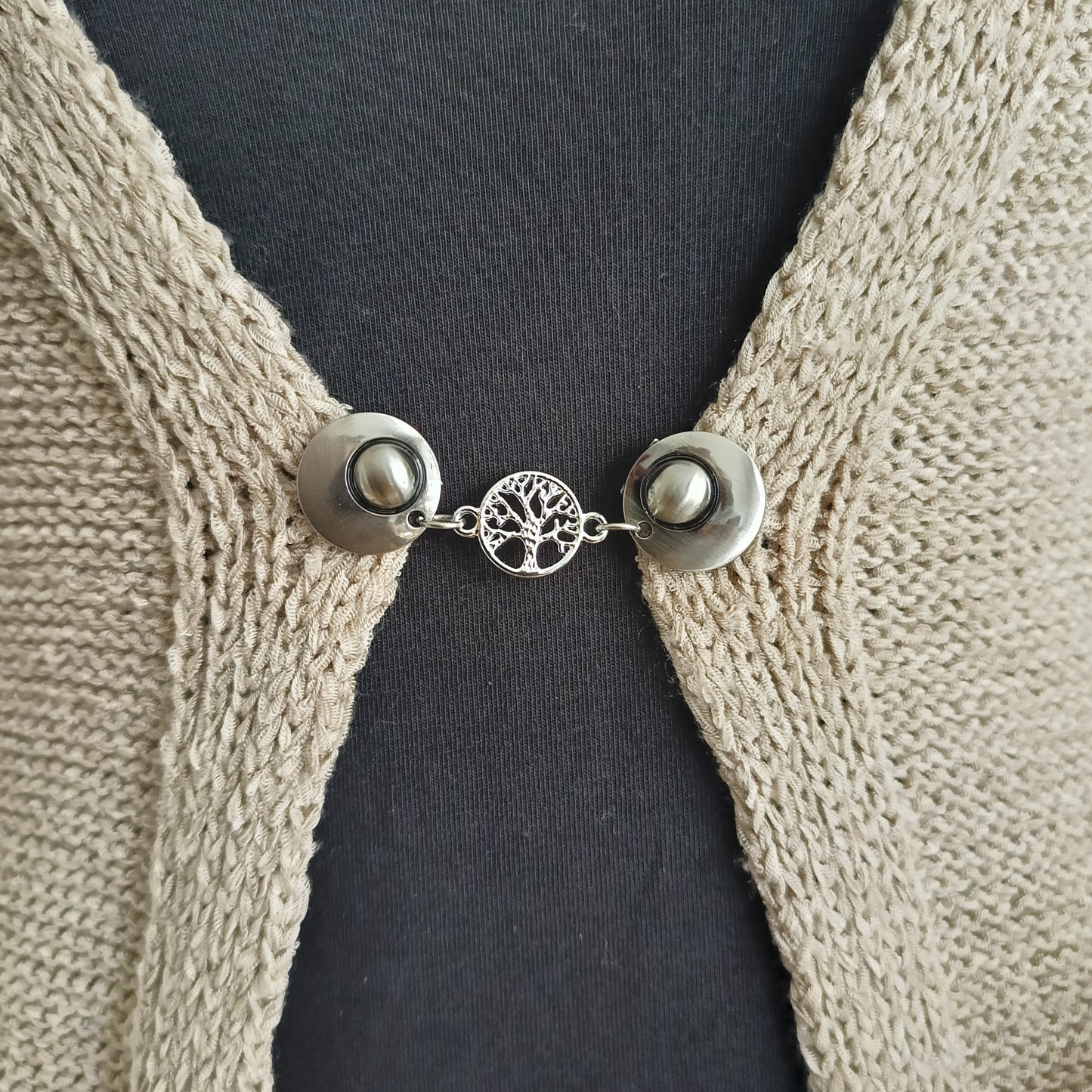 Handgemaakte zilverkleurige vestsluiting Levensboom van Fashionclip met symbool van kracht, groei en verbondenheid.