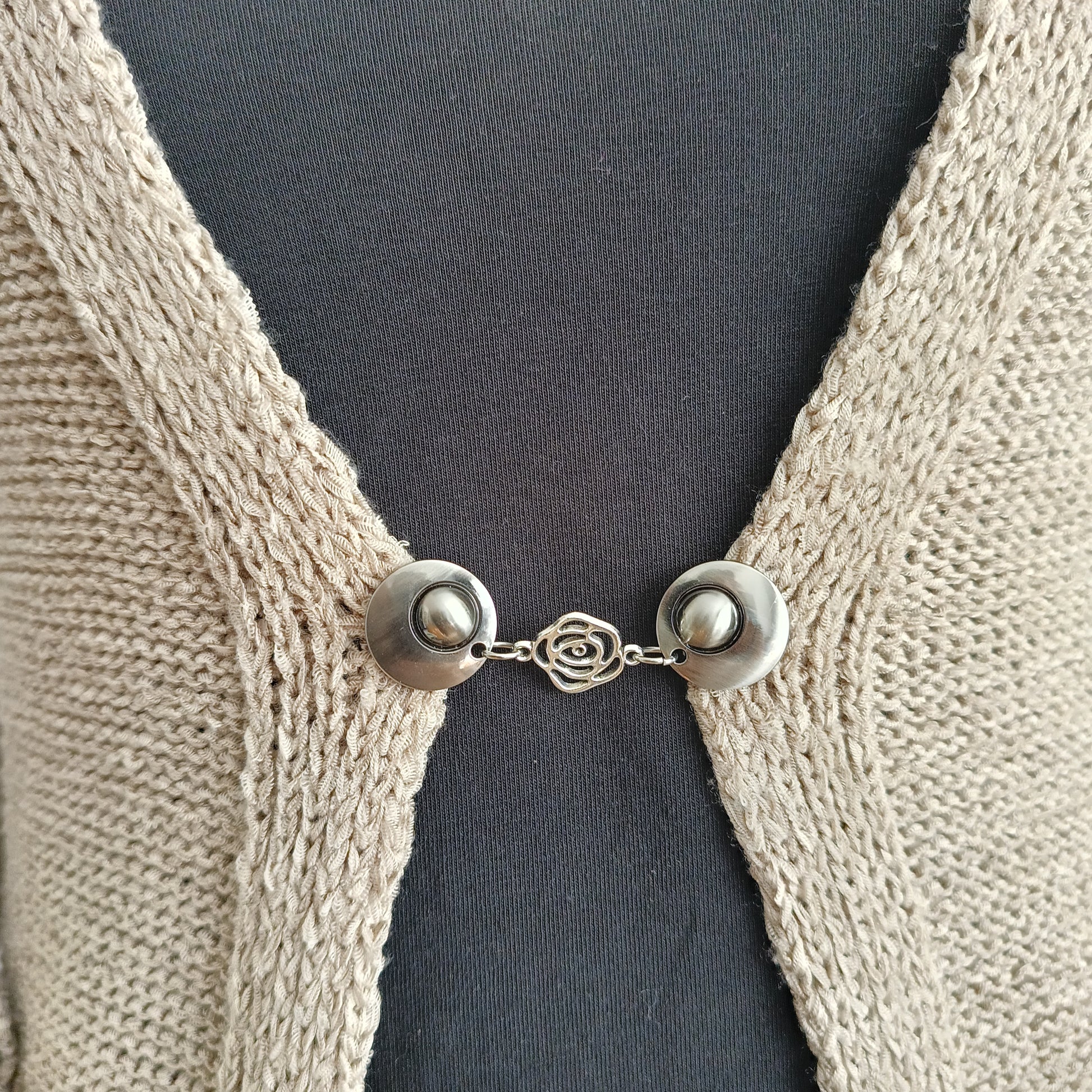 Handgemaakte zilverkleurige vestsluiting De Open Roos van Fashionclip met sierlijk roosmotief, symbool voor elegantie en vrouwelijke kracht.