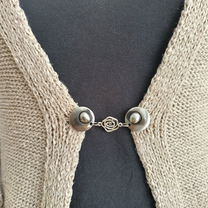 Handgemaakte zilverkleurige vestsluiting De Open Roos van Fashionclip met sierlijk roosmotief, symbool voor elegantie en vrouwelijke kracht.