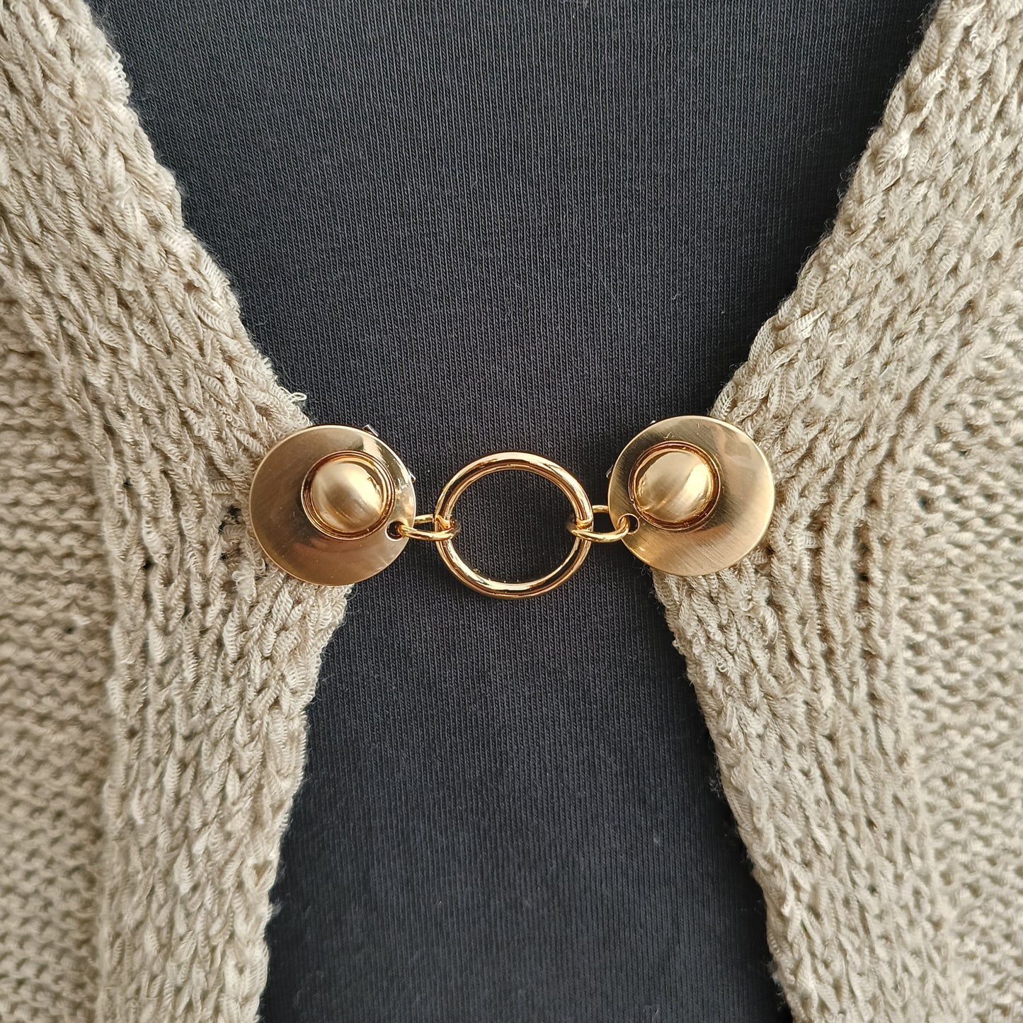 Handgemaakte vestsluiting Het Rondje van Fashionclip in goudkleur met elegant rond ontwerp, stijlvolle clip die warmte en klasse toevoegt aan uw outfit.