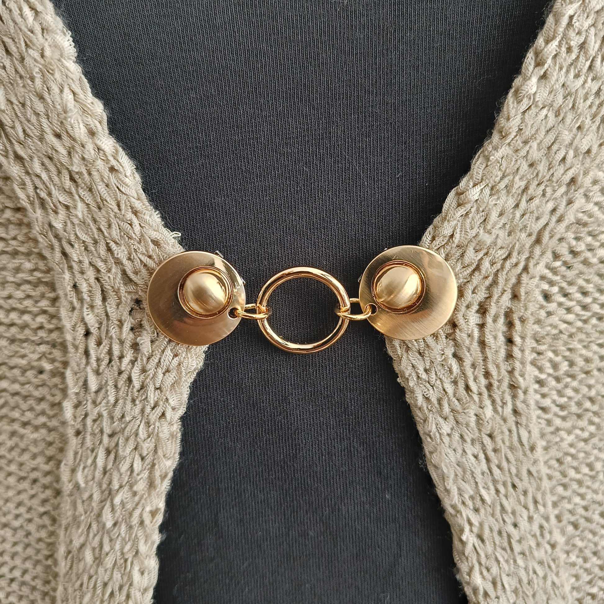 Handgemaakte vestsluiting Het Rondje van Fashionclip in goudkleur met elegant rond ontwerp, stijlvolle clip die warmte en klasse toevoegt aan uw outfit.