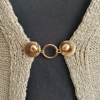 Handgemaakte vestsluiting Het Rondje van Fashionclip in goudkleur met elegant rond ontwerp, stijlvolle clip die warmte en klasse toevoegt aan uw outfit.