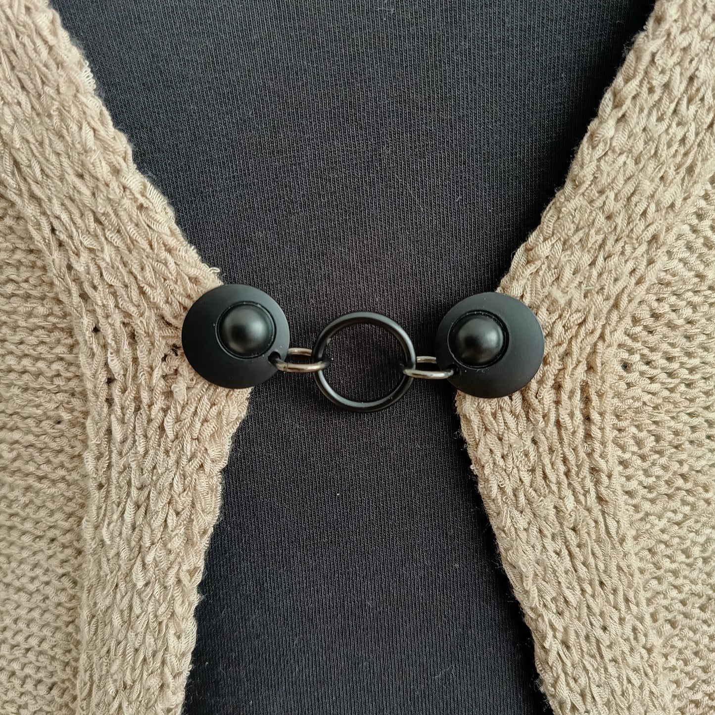 Handgemaakte vestsluiting Het Rondje van Fashionclip in mat zwart met rond design, modern en stijlvol detail dat elke outfit compleet maakt.