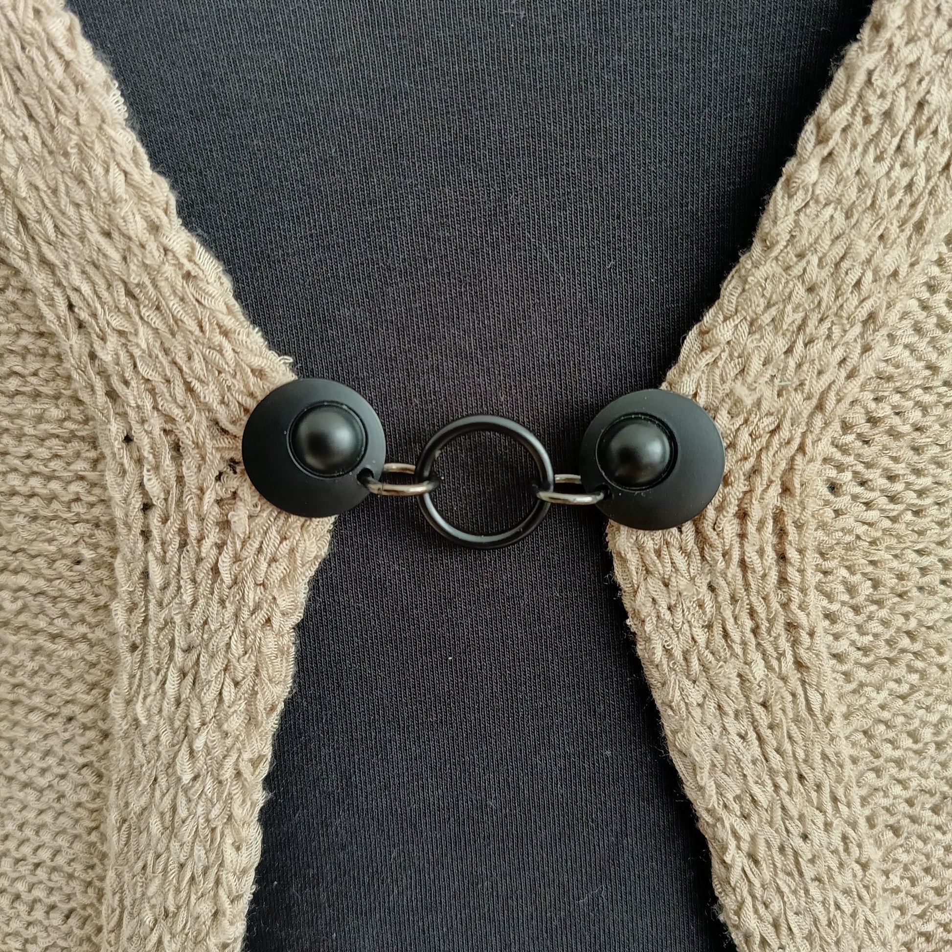 Handgemaakte vestsluiting Het Rondje van Fashionclip in mat zwart met rond design, modern en stijlvol detail dat elke outfit compleet maakt.