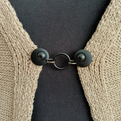Handgemaakte vestsluiting Het Rondje van Fashionclip in mat zwart met rond design, modern en stijlvol detail dat elke outfit compleet maakt.