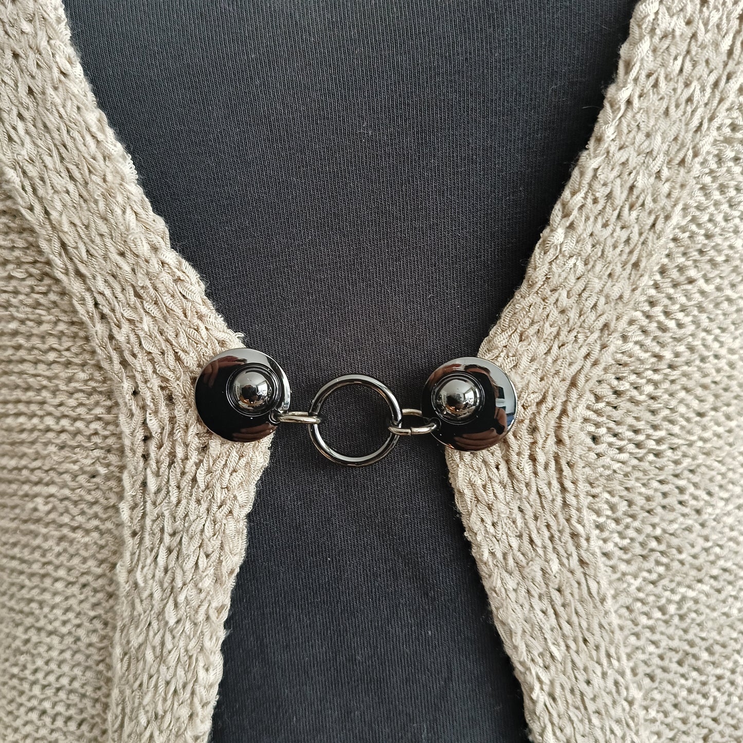 Handgemaakte vestsluiting Het Rondje van Fashionclip in glanzend zwart met modern rond design, stijlvolle clip voor vest of omslagdoek.