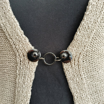 Handgemaakte vestsluiting Het Rondje van Fashionclip in glanzend zwart met modern rond design, stijlvolle clip voor vest of omslagdoek.