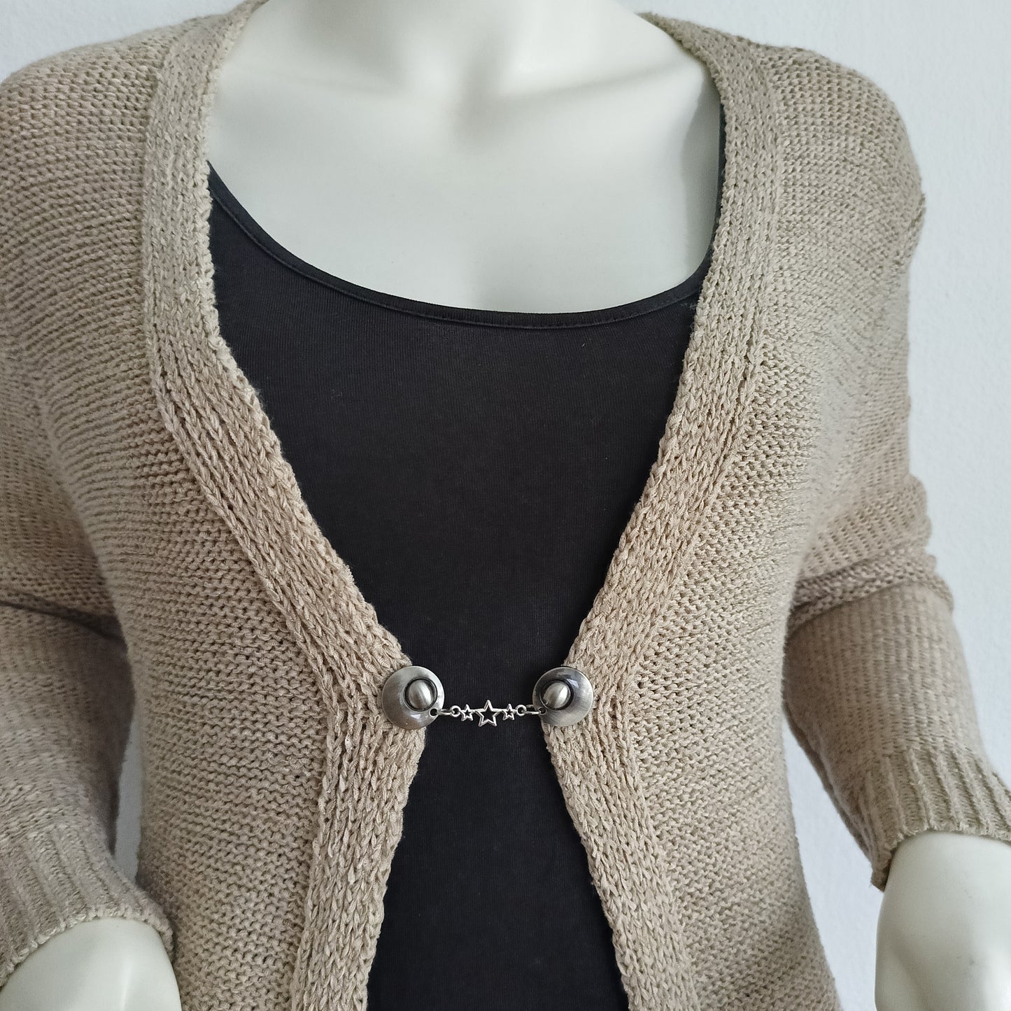 Handgemaakte zilverkleurige vestsluiting Sterretjes van Fashionclip met subtiel stervormig motief, stijlvol en praktisch te gebruiken op elk vest of sjaal.