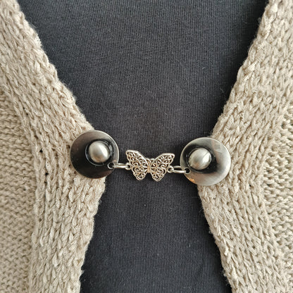 Handgemaakte zilverkleurige vestsluiting De Vlinder van Fashionclip met fijn opengewerkt vlindermotief, symbool voor vrijheid en lichtheid.