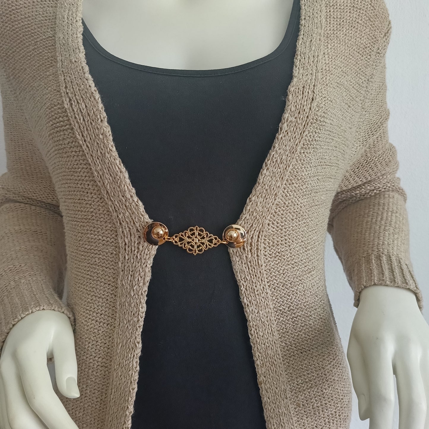 Goudkleurige vestsluiting Frans Brocante met verfijnd sierlijk motief, handgemaakt in Groningen voor vesten en omslagdoeken.